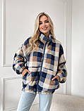 Затишна тепла жіноча кофта-хустка на змійці в карту хутро Тедді синє з бежевим, фото 7
