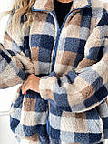 Затишна тепла жіноча кофта-хустка на змійці в карту хутро Тедді синє з бежевим, фото 10