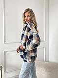 Затишна тепла жіноча кофта-хустка на змійці в карту хутро Тедді синє з бежевим, фото 3