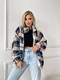 Затишна тепла жіноча кофта-хустка на змійці в карту хутро Тедді синє з бежевим, фото 4