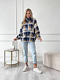 Затишна тепла жіноча кофта-хустка на змійці в карту хутро Тедді синє з бежевим, фото 5
