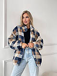 Затишна тепла жіноча кофта-хустка на змійці в карту хутро Тедді синє з бежевим, фото 8