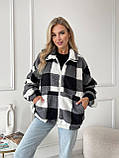 Затишна тепла жіноча кофта-хустка на змійці в карту хутро Тедді чорно-біла, фото 2