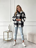 Затишна тепла жіноча кофта-хустка на змійці в карту хутро Тедді чорно-біла, фото 3