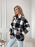Затишна тепла жіноча кофта-хустка на змійці в карту хутро Тедді чорно-біла, фото 4