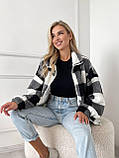 Затишна тепла жіноча кофта-хустка на змійці в карту хутро Тедді чорно-біла, фото 5