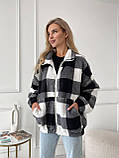 Затишна тепла жіноча кофта-хустка на змійці в карту хутро Тедді чорно-біла, фото 6