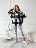 Затишна тепла жіноча кофта-хустка на змійці в карту хутро Тедді чорно-біла, фото 7