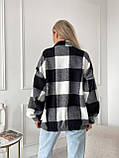 Затишна тепла жіноча кофта-хустка на змійці в карту хутро Тедді чорно-біла, фото 8