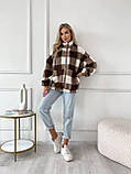 Затишна тепла жіноча кофта-хустка на змійці в карту хутро Тедді коричнево-біла, фото 3