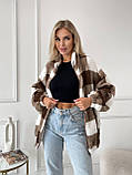 Затишна тепла жіноча кофта-хустка на змійці в карту хутро Тедді коричнево-біла, фото 4