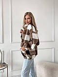 Затишна тепла жіноча кофта-хустка на змійці в карту хутро Тедді коричнево-біла, фото 5