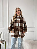 Затишна тепла жіноча кофта-хустка на змійці в карту хутро Тедді коричнево-біла, фото 6