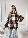 Затишна тепла жіноча кофта-хустка на змійці в карту хутро Тедді коричнево-біла, фото 8