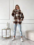 Затишна тепла жіноча кофта-хустка на змійці в карту хутро Тедді коричнево-біла, фото 10