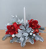 Яскрава і блискуча новорічна композиція з квітами зі свічкою на стіл, фото 4
