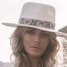 ЖІНОЧІ ПАНАМКИ ТА КАПЕЛЮШКИ