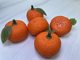 Декоративні мандарини з листочком. Діаметр: 4 см