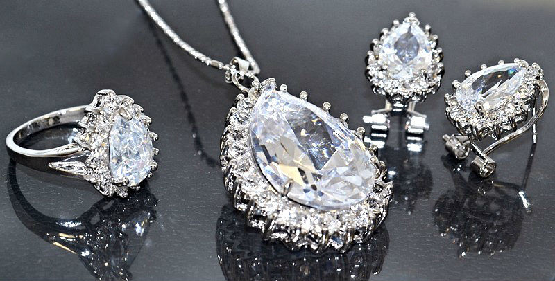 Набір: кулон на ланцюжку, сережки та каблучка 16р 18р. Родій. Камені: білий циркон.