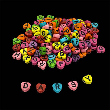 Бусини різнокольоров з чорними англійськими літерами у формі серця 4*7 мм (приблизно 155 шт.)