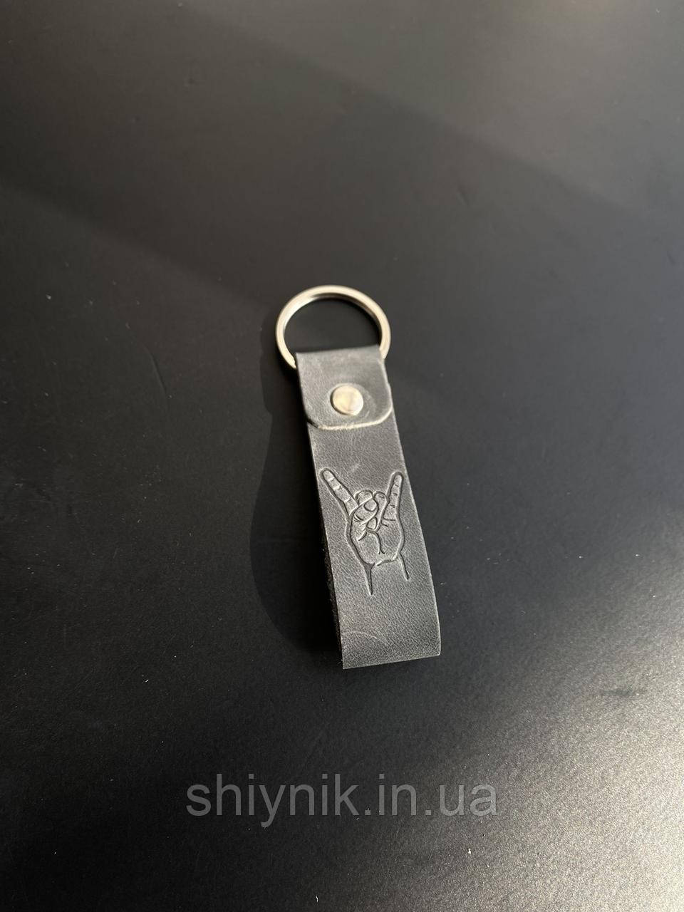 Шкіряний брелок на кільці з тисненням