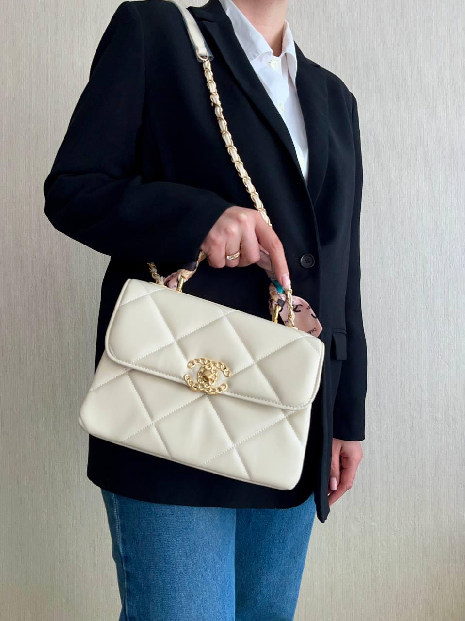 Жіноча сумка крос-боді Chanel бежева шкіряна з ланцюжком Шанель