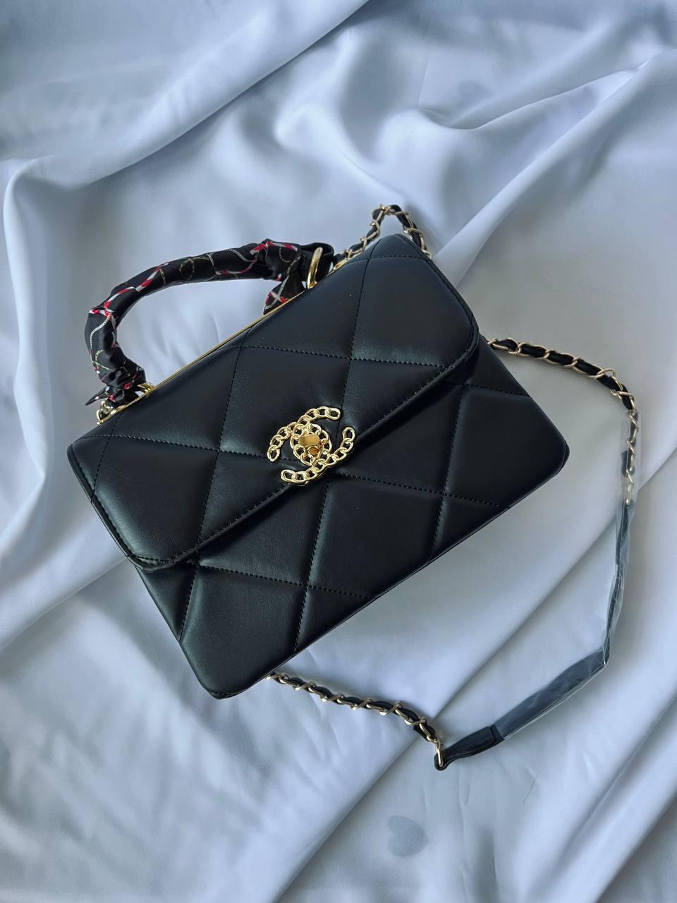 Жіноча сумка крос-боді Chanel чорна шкіряна з ланцюжком Шанель