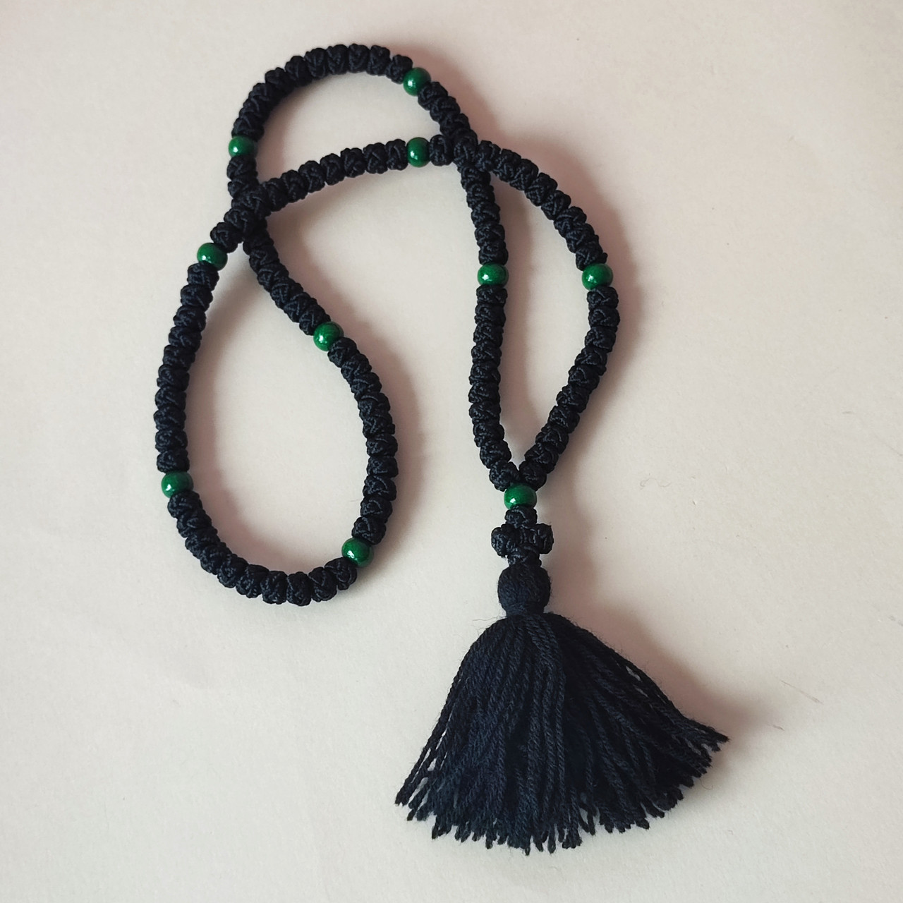 Чотки чорні із зеленими бусинами, плетені на 100 вузлів, фото 1