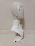 Манекен жіночої голови з чолкою на підставці білий, фото 2