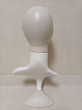 Манекен жіночої голови з чолкою на підставці білий, фото 3