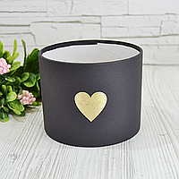 Декоративна картонна кругла коробка Чорна із серцем (1 шт.). Діаметр — 14 см. Висота 12 см