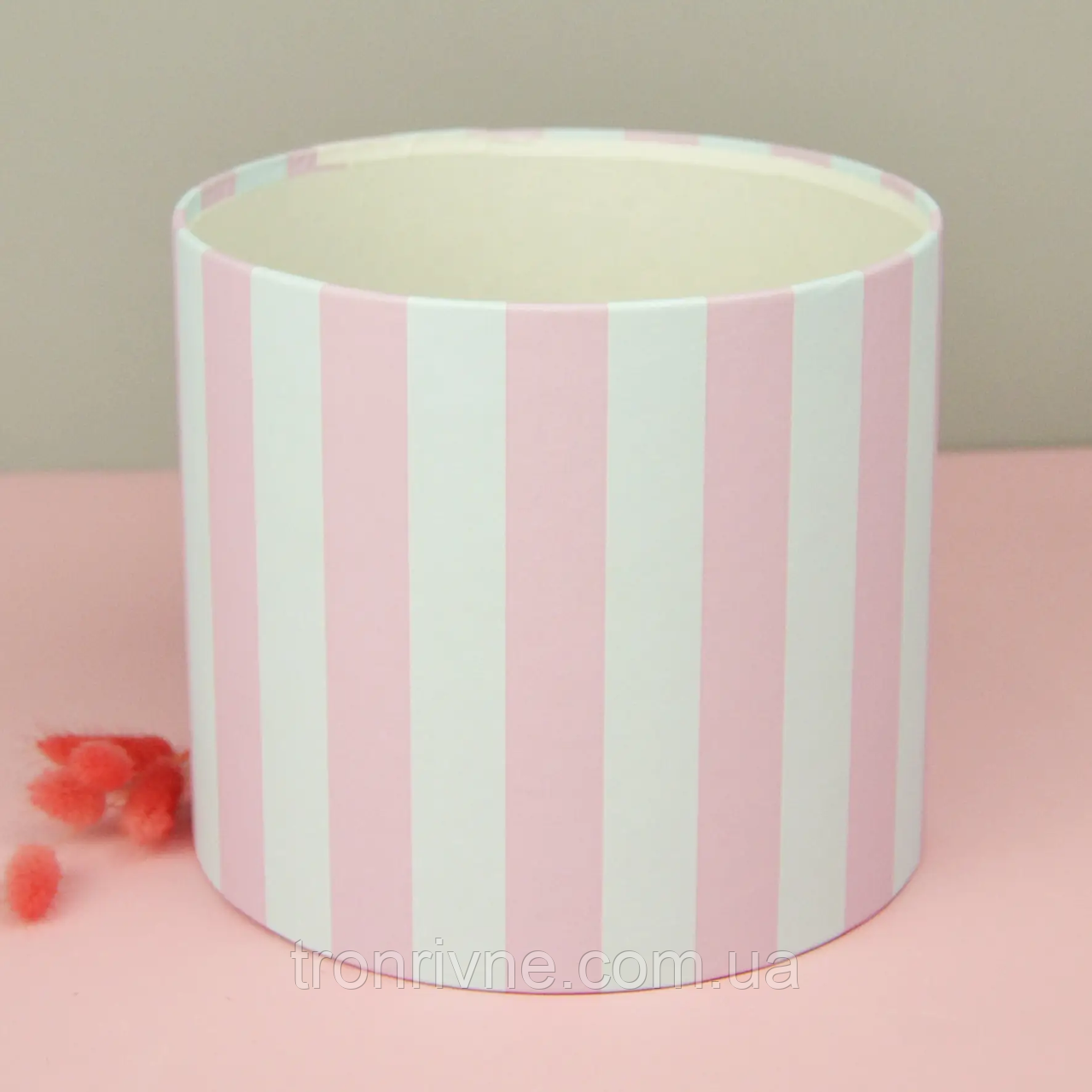 Декоративна картонна кругла коробка Рожева смужка (1 шт.). Діаметр — 14 см. Висота 12 см
