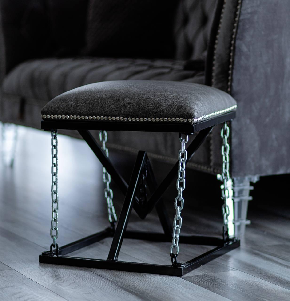 Інтер'єрний стілець із сірого шкірозамінника на металевому каркасі з декоративними ланцюгами у стилі лофт, фото 1