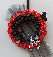 Вінок з чорних та червоних троянд, скелетами та вороном на свято Хелловін