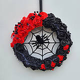 Декор на Хеловін. Вінок з чорних і червоних троянд та павутинням з павуком, фото 5