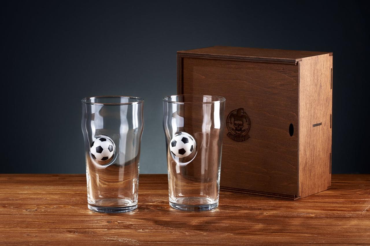 Набір з двох пивних келихів з мячем на подарунок Gun & Fun, фото 1