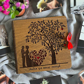 Фотоальбом з деревяною обкладинкою - подарунок на річницю, весілля. Розмір фото універсальний