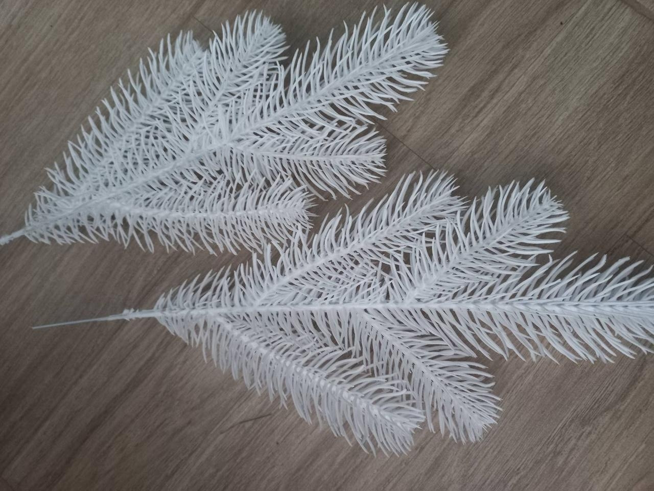 Штучна біла гілка хвої для декору лита Lux 33см, фото 1