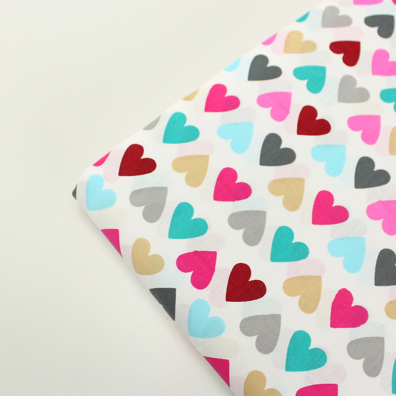 Лоскуток.Польська бязь з різнобарвними сердечками No154,75*160 см, фото 1