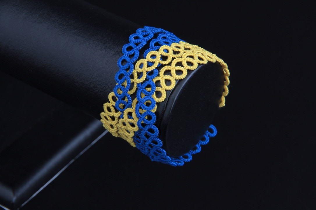 Браслет у патріотичному українському стилі широкий плетений мереживний м'який "Перемога" Ручна робота