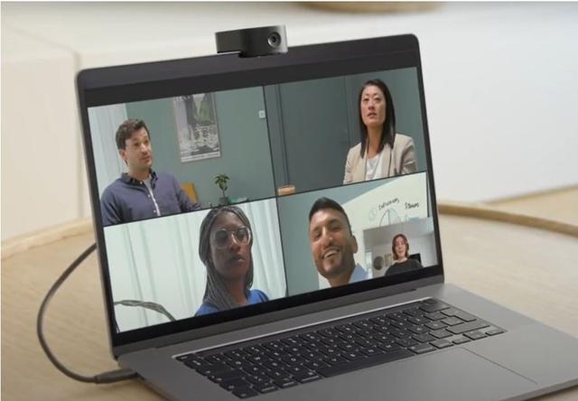 Динамічна композиція (Dynamic Composition) - камера ділить вікно на 4 частини й показує в них чотирьох учасників, які говорили останніми