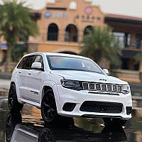 Модель автомобиля Jeep Grand Cheroke. Металлическая машинка Джип Гранд Чероки 1:32. Горят фары, звук мотора