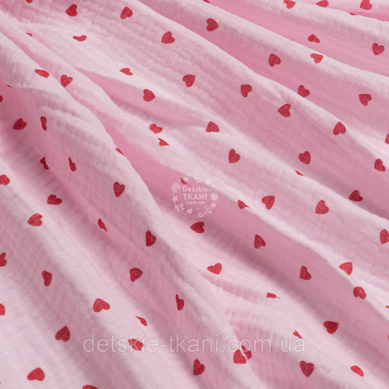 Двошаровий жатий муслін "Різносторонні червоні сердечка на рожевому", ширина 135 см, фото 1