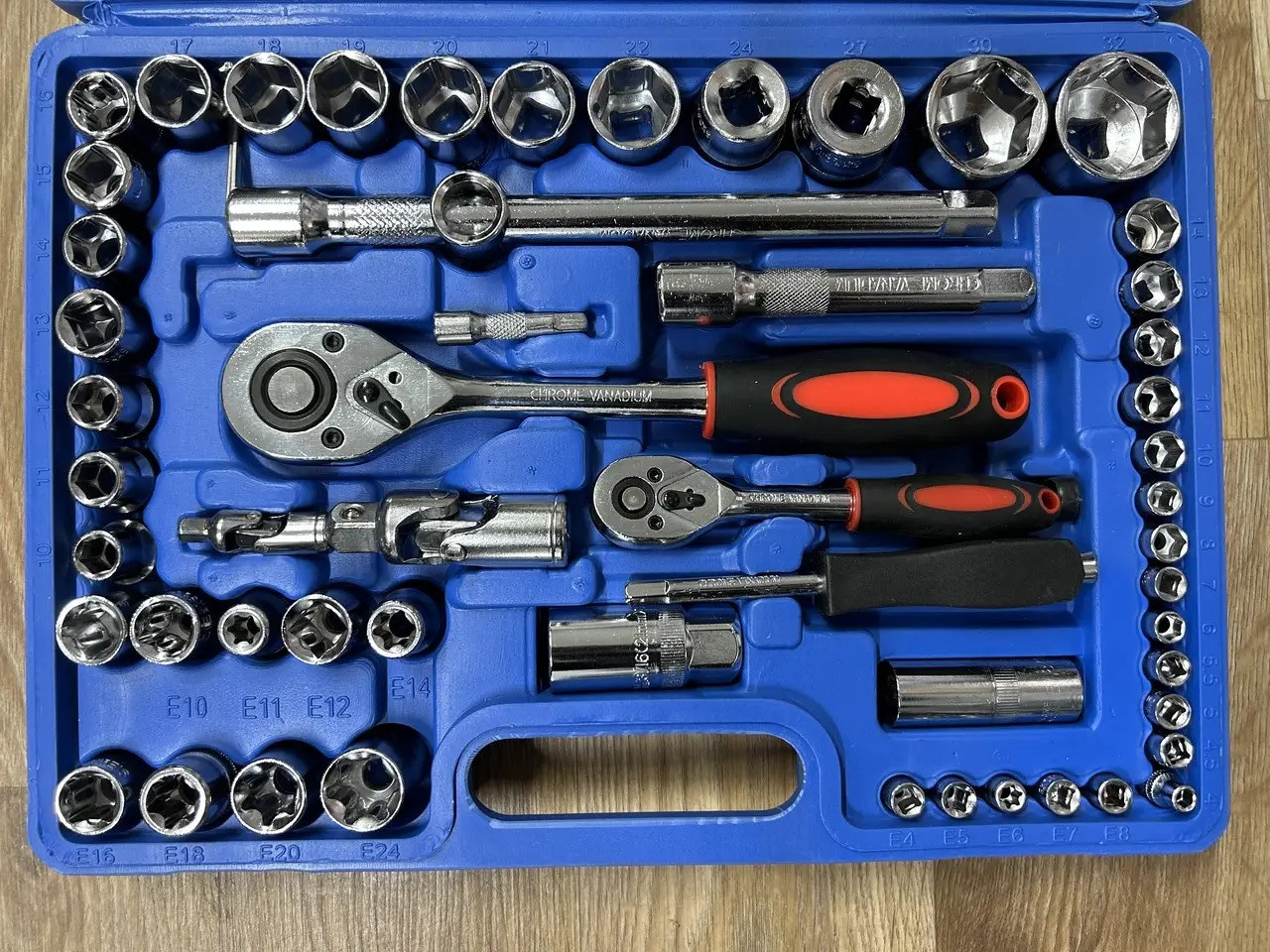 Профессиональный комплект инструментов для дома и мастерской в пластиковом чемодане, набор ключей с трещоткой - фото 6 - id-p1981735450