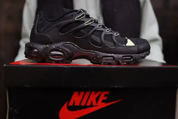 Nike air max plus se triple black sale