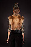 Жилетка жилет безрукавка з рудої лисиці на трикотажі Knitted fabric belted fox fur vest, фото 3