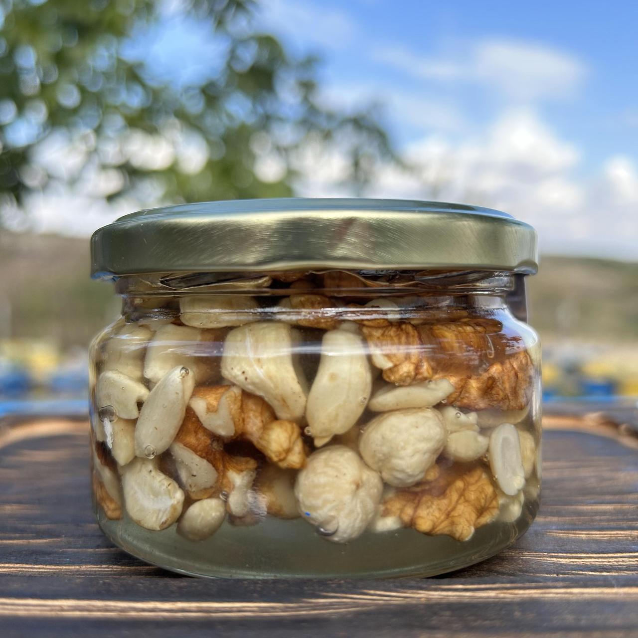 Мед акації з горіхами асорті 0,25 л (270 грам)