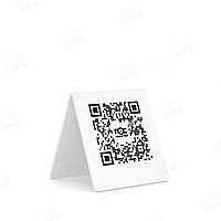 Пластиковая настольная табличка с QR-кодом двухсторонняя