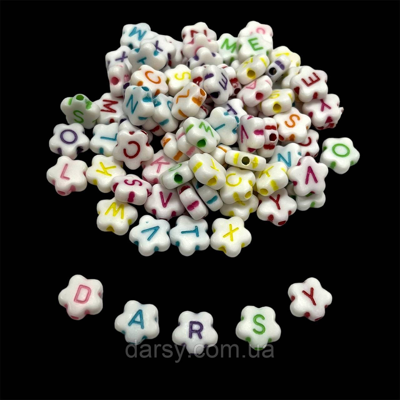 Бусини білі з різнокольоровими англійськими літерами у формі квітки 10*4 мм (приблизно 80 шт.), фото 1