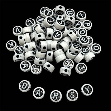 Намистини з чорними англійськими літерами круглі 10*5 мм (приблизно 65 шт)